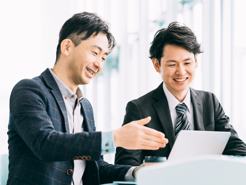 コミュニケーションをとる上司と部下